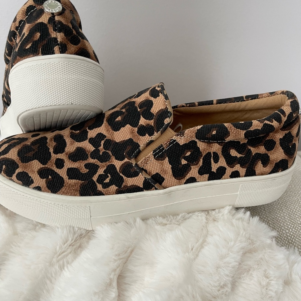 Steve Madden Leopard print slide sneaker. Size 7. Never worn.